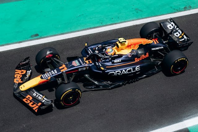 Formula 1 racing car with streamlined aerodynamic design